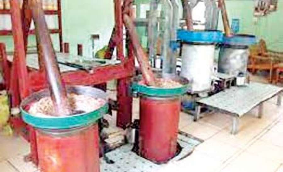 ဆီနှင့်ငွေ အတူမနေ