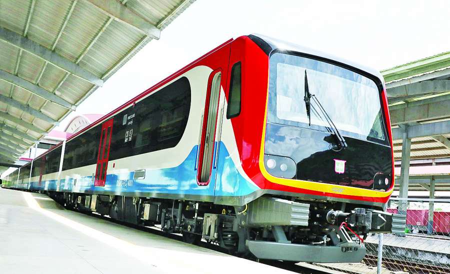 DEMU စီး၍ ခရီးသွားခဲ့သည် …